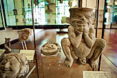 Agrigento - La valle dei templi. Museo Archeologico. Vaso di dio egizio nella caratteristica posa di nano accosciato. 